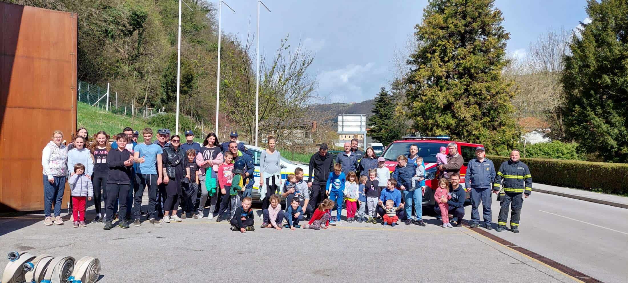 člani PGD Krško, skupinska slika